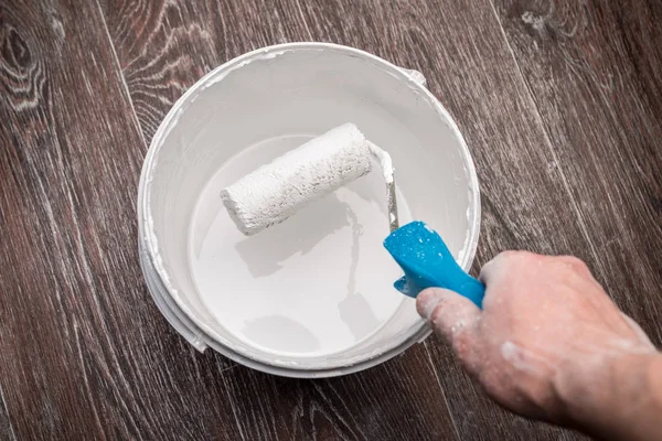 Kova boya silindiri eliyle toplar