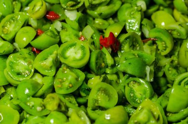 Bütün küçük yeşil domates çerçeve