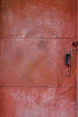 eski kırmızı eski püskü kapı