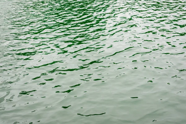 Agua verde oscura con olas — Foto de Stock