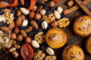 Fındık, Kuru Meyve, fıstık ve ev yapımı kurabiye masada çantasından dağılmış