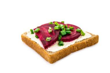 Beyaz arka plan üzerinde izole kırmızı pancar ile sandviç