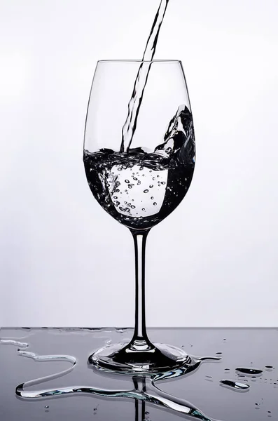 El agua se vierte en el vaso —  Fotos de Stock