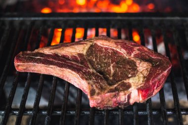 sulu biftek ızgara üzerinde
