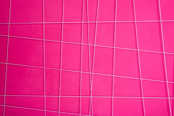 Texture d'un mur abstrait rose aux lignes géométriques blanches — Photo