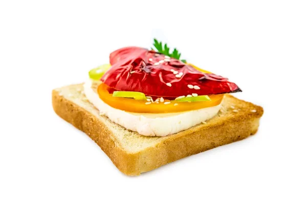 Сэндвич с редиской и паприкой на белом фоне — стоковое фото