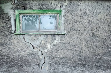 doku büyük bir çatlak ve bir pencere ile gri Dekoratif Sıva