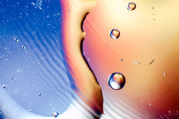 Abstrakt bakgrund av färgglada droppar och droppar vatten eller olja på hela ramen — Stockfoto