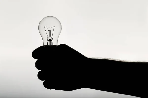 Glödlampa i hand — Stockfoto
