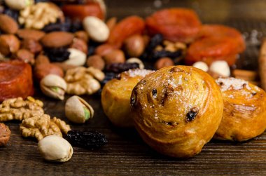 Fındık, Kuru Meyve, fıstık ve ev yapımı kurabiye masada çantasından dağılmış