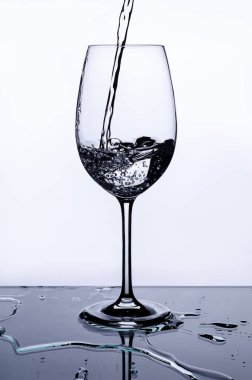 su cam içine dökme