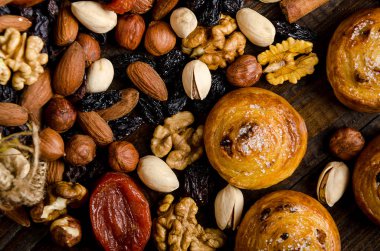 Fındık, Kuru Meyve, fıstık ve ev yapımı kurabiye masada çantasından dağılmış