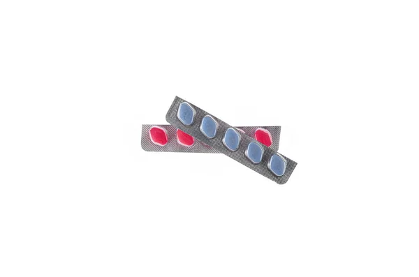Placa de comprimidos azules y rojos sobre fondo blanco aislado — Foto de Stock