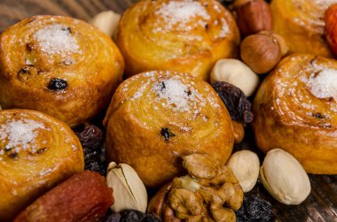 Fındık, Kuru Meyve, fıstık ve ev yapımı kurabiye masada çantasından dağılmış