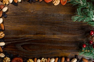 fındık, Kuru Meyve, fıstık ve ev yapımı kurabiye çantasından masaya yeni yıl öznitelikleri, yazmak için bir yer ile dağınık