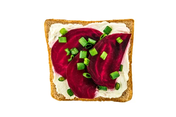 Сэндвич со свеклой на изолированном белом фоне — стоковое фото
