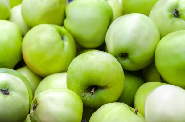 Een heleboel groene appels over het geheel genomen frame — Stockfoto