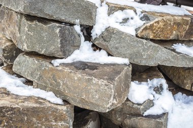 büyük taşlar karda. Yatay Çerçeve