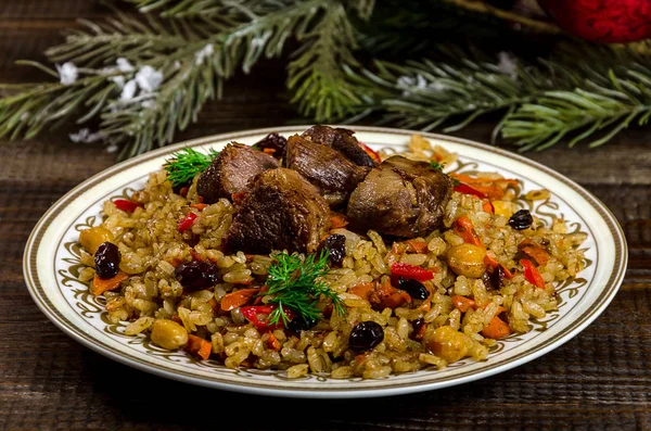 Uzbek national pilaf dish on a dark wooden background with Chris — Stock Image Uzbek national pilaf dish on a dark wooden background with Chris Stock Picture