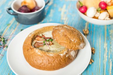 Çorbanın içine ile rulo