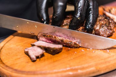 Kızarmış eti kesip el aşçı