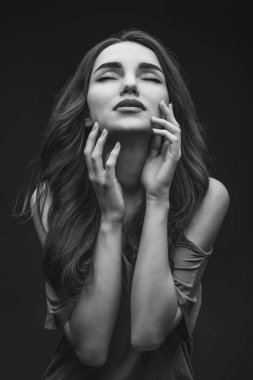 Siyah beyaz portre güzel bir genç kız