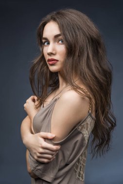 Genç ve güzel bir kızın portresi