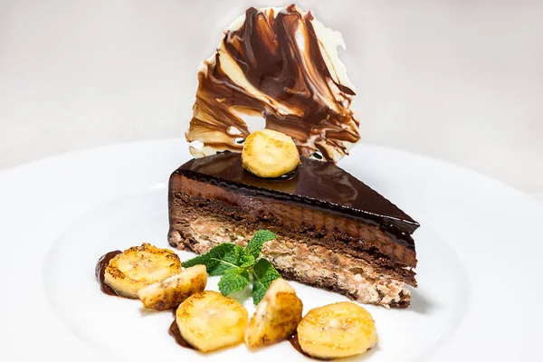 Pedazo de pastel en un plato blanco — Foto de Stock