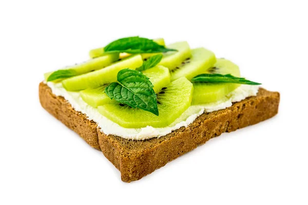 Sandwich avec kiwi sur fond blanc isolé — Photo