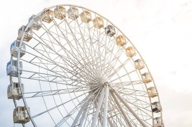 gökyüzüne karşı büyük dönme dolap