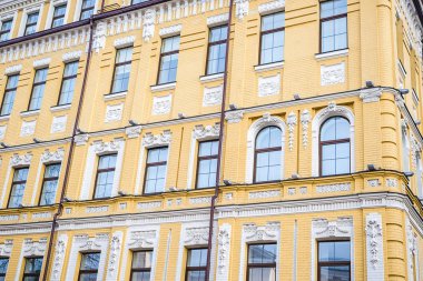 Eski bir evin pencereleri