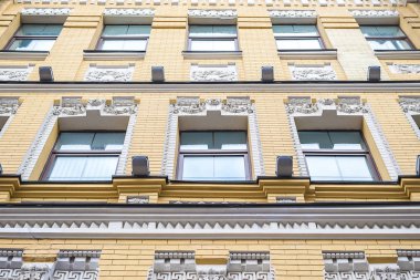 Eski bir evin pencereleri