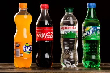 Coca Cola, Fanta, Sprite ve karanlık bir arka plan üzerinde Morshynian