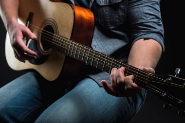 Tüm çerçeve üzerinde adam elinde akustik gitar