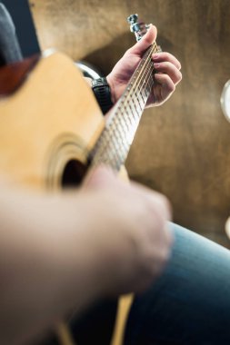 Tüm çerçeve üzerinde adam elinde akustik gitar