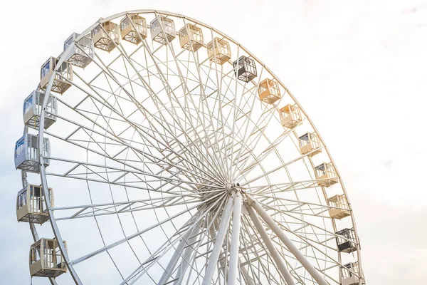 Grande roue ferris contre le ciel — Photo