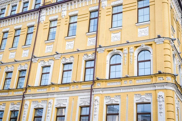 Janelas de uma casa velha — Fotografia de Stock