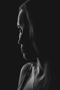 Siyah beyaz portre güzel bir genç kız