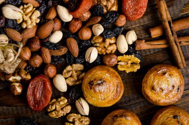 Fındık, Kuru Meyve, fıstık ve ev yapımı kurabiye masada çantasından dağılmış