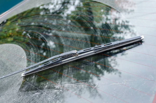 Kirli araba penceresi bir silecek bıçak ile — Stok fotoğraf