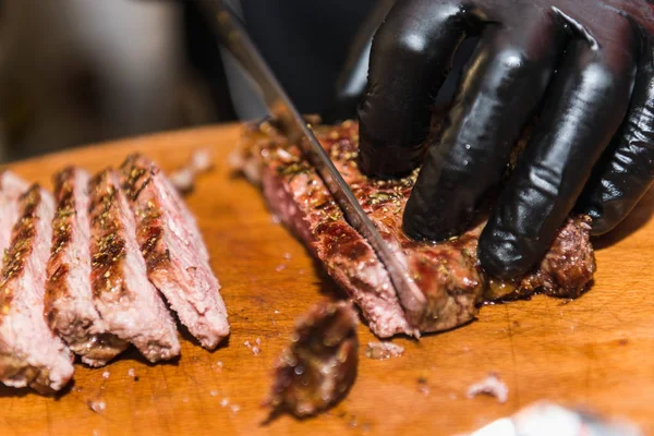 Manos cocinar carne frita cortada — Foto de Stock