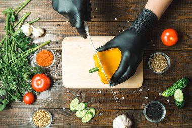 kadınların elleri kırmızı biber, domates, otlar, salatalık yakın kesme