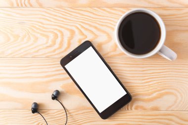 kahve, telefon ve kulaklık hafif ahşap arka plan üzerinde