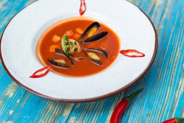 kırmızı beyaz bir tabak içinde istiridye çorbası