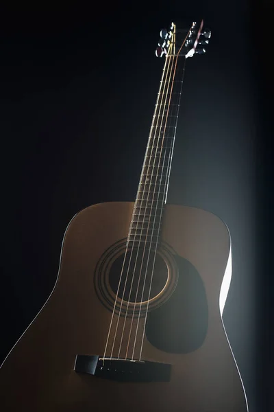 Guitarra acústica em fundo preto isolado — Fotografia de Stock