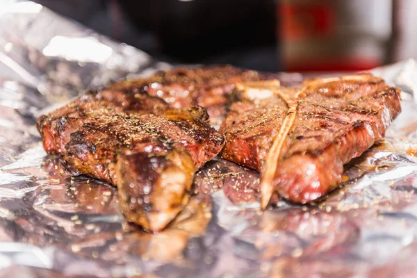 Stekt kött är på folie — Stockfoto