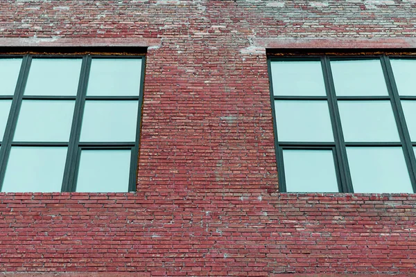 Façade du bâtiment avec de grandes fenêtres carrées — Photo