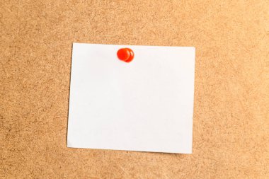 beyaz etiket karton bir arka plan üzerine notlar için