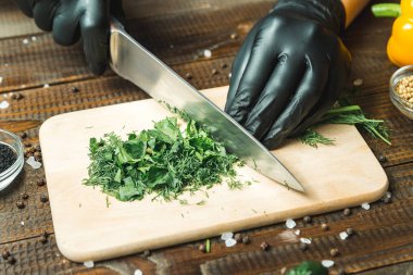 kadınların elleri otlar kes, onları yanında domates, kırmızı biber, salatalık vardır