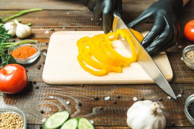 kadınların elleri kırmızı biber, domates, otlar, salatalık yakın kesme